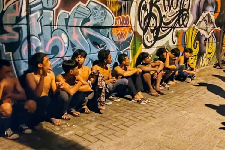 Diduga akan tawuran, sejumlah anggota&nbsp; geng motor di Labuhan Deli, ditangkap Tim Gabungan Polres Belawan, Polsek Medan Labuhan, Kodim 0201/BS dan Pemko Medan, Minggu (9/6/2024)