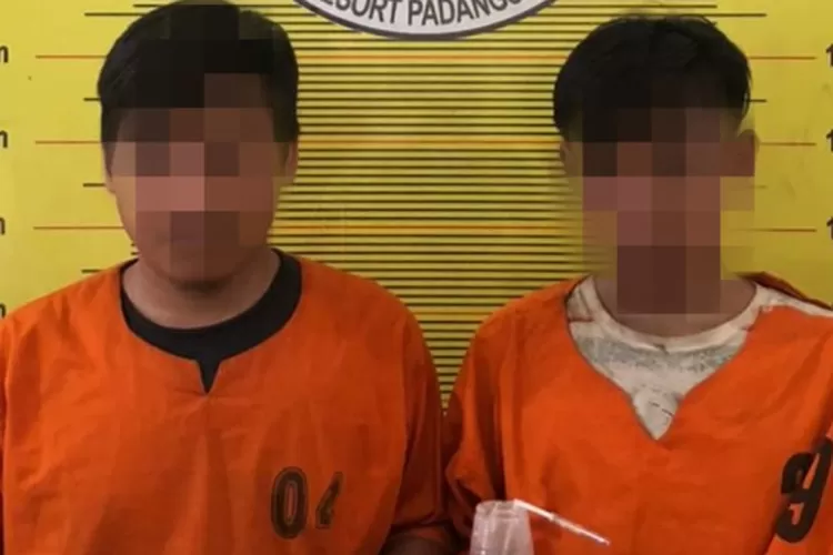 Dua pelaku penyalahgunaan narkotika yang ditangkap personil tim Opsnal Satresnarkoba Polres Padangsidimpuan, Sabtu (8/6/2024), sekira pukul 20.30 Wib.(Realitasonline.id/ ist)
