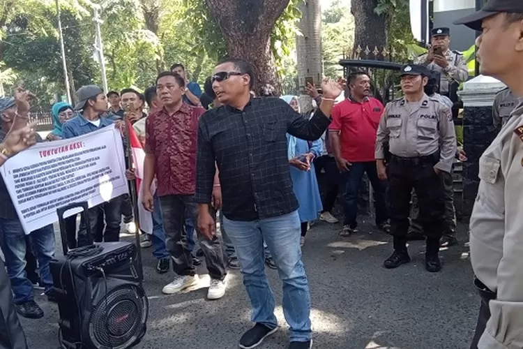 warga yang tergabung dalam Aliansi Masyarakat Kecamatan Air Joman Sei Silau, Asahan saat menggelar aksi demo di depan gerbang gedung DPRD Sumut Jalan Imam Bonjol Medan (Realitasonline.id/mis)