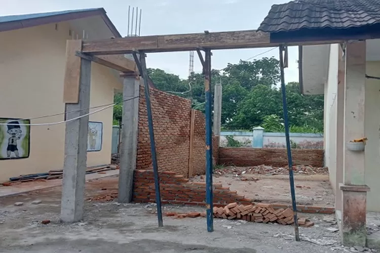 Pemborong proyek di TKN Pembina Lubuk Pakam mengaku lupa pasang papan proyek (Realitasonline.id/zul)