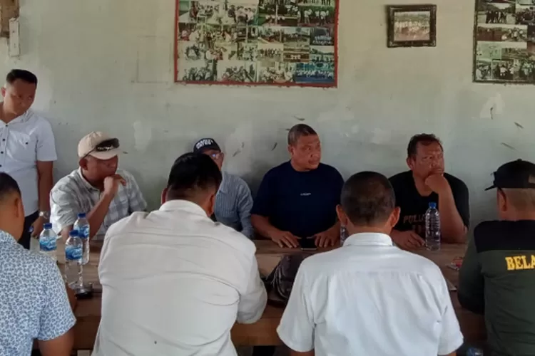 Masyarakat berdialog dengan pihak PTPN 2 di kantor DP 7 Kelurahan Tunggorono, Binjai Timur terkait penggunaan lahan eks