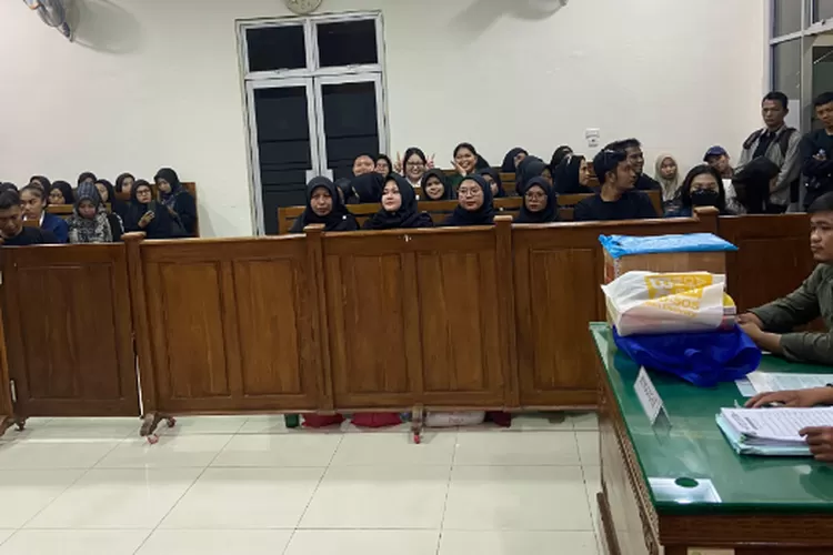 Sidang yang dimulai sekitar pukul 11.00 WIB dihadiri puluhan guru honorer (Para Penggugat) dan Kuasa Hukum (LBH Medan), tanpa dihadiri Tergugat dan Tergugat II Intervensi.