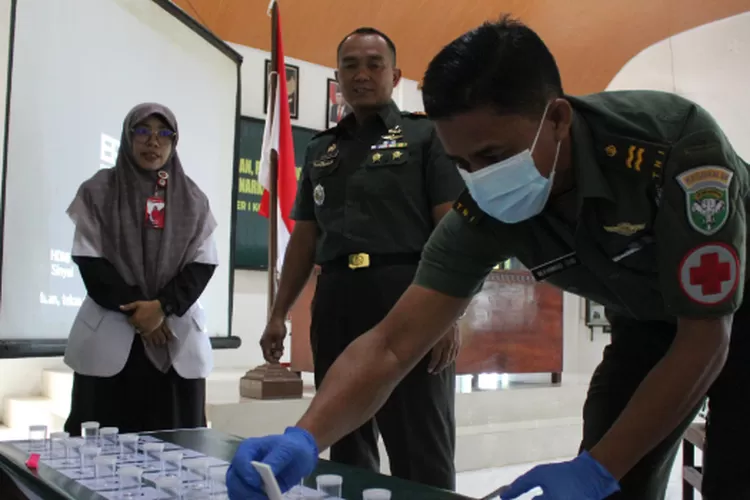 Dandim 0110/Abdya memantau secara langsung proses tes urine bagi seluruh prajurit Kodim 0110/Abdya, Kamis (13/6).