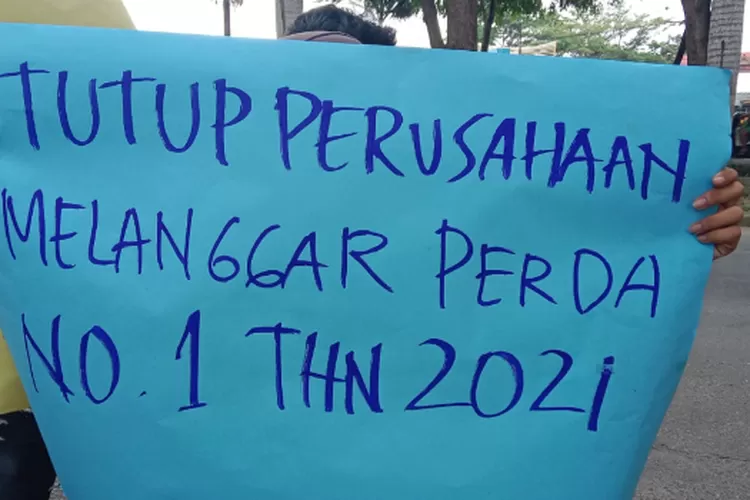 Pengunjuk rasa yang mendemo 8 pabrik di Namorambe ke kantor Bupati Deli Serdang.
