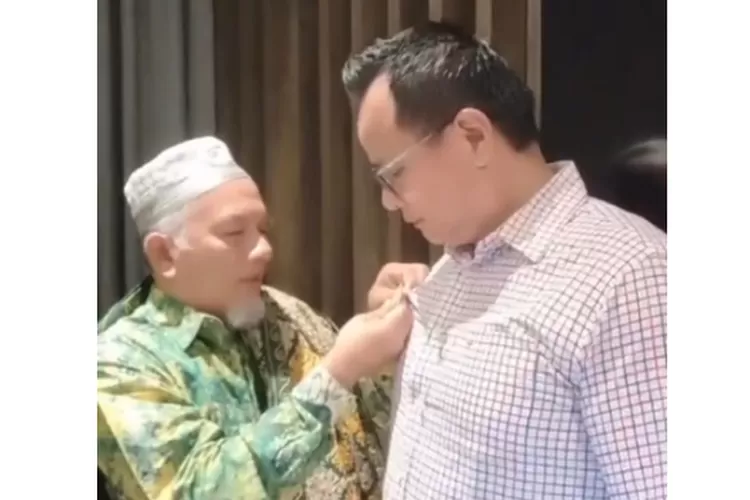 Yang Mulia Kanjeng Pangeran Gusti Kadran menyematkan Pin Penghargaan ke Pengacara senior, Poltak Silitonga SH MH sebagai tanda penobatan menjadi Keluarga Kesultanan Kota Waringin Kalteng yang dilaksanakan di Hotel Mercure Pangkalan Bun Kota Waringin Barat, Rabu (12/6/2024)