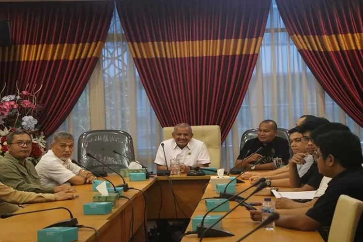 Ketua DPRD Sumut Sutarto didamppingi wakil ketua Rahmansyah Sibarani saat menerima audiensipimpinan Majelis Lingkungan Hidup PWM Sumut (Realitasonline.id/mis)