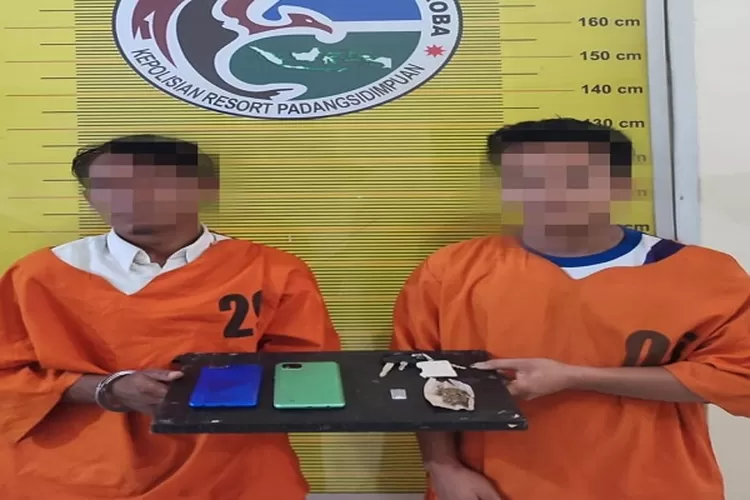 Dua tersangka yang terlibat kasus penyalahgunaan narkotika jenis sabu dan ganja saat berada di Polres Padangsidimpuan untuk dilakukan pemeriksaan  (Realitasonline.id/Riswandy)