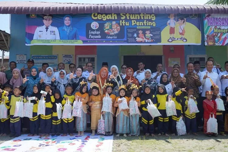 Tim Monitoring TP PKK Sumatera Utara bersama Sekretaris Daerah Kabupaten Langkat dan rombongan TP.PKK Kabupaten Langkat meninjau dan berkeliling Desa Banyumas (Realitasonline.id/AA)