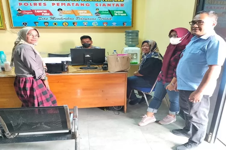 M Nurdin mewakili Perumda Tirtauli dampingi pengurus PWI membuat laporan ke Polresta Siantar (. Realitasonline.id/RH)