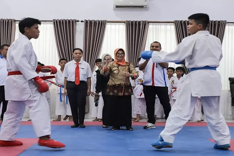 Wali Kota pimpin pertandingan pembuka Kejuaraan Karate Pelajar Perebutkan Piala Wali Kota Pematangsiantar Tahun 2024  (Realitasonline.id/RH)