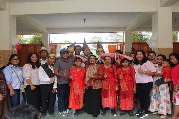 dr Susanti diantara anak anak Sekolah Luar Biasa (SLB) C Santa Lusia Pematangsiantar ( Realitasonline.id/RH)