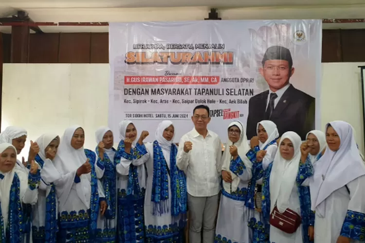 Anggota DPR RI, Gus Irawan Pasaribu, bersilaturrahmi dengan warga dan tokoh masyarakat dari wilayah Sipirok Narobi, meliputi Kecamatan Sipirok, Arse, SDH dan Kecamatan Aek Bilah, meminta Gus Irawan Pasaribu di aula Tor Sibohi Nauli Hotel Sipirok, Sabtu (15/6/2024).(Realitasonline.id/ RI)