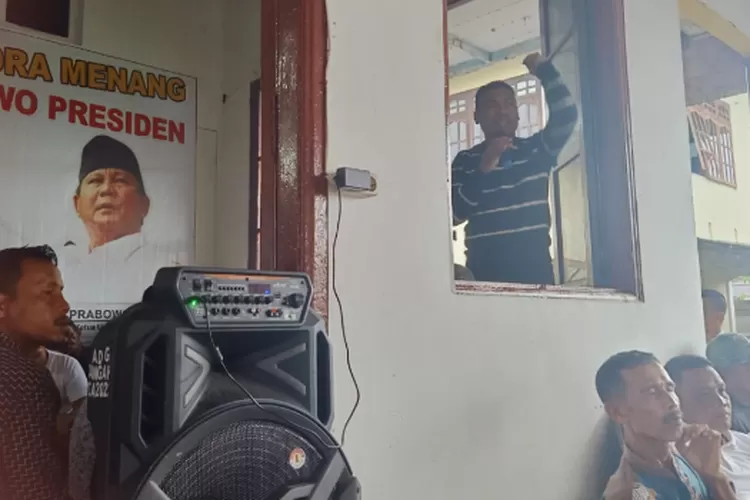 Safaruddin menyatakan sikap politiknya untuk maju sebagai calon Bupati Abdya dihadapan para relawan pendukung dalam acara Konsolidasi Kerja di Sekretariat DPC Gerindra Abdya, Minggu (16/6/2024)