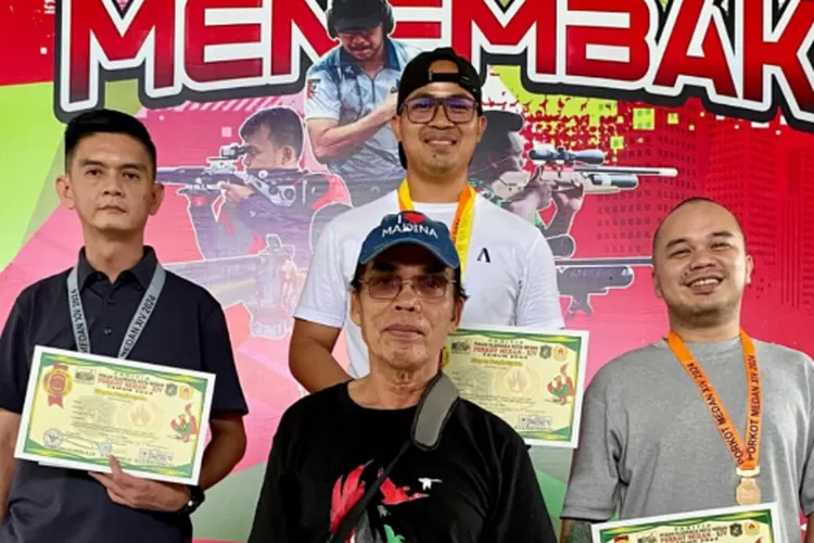 Personil Sat Brimob Polda Sumut mencetak juara menembak pada Pertandingan Pekan Olahraga Kota (Porkot) Medan yang diselenggarakan di Lapangan Tembak Perbakin Sumut pada 15-16 Juni 2024.