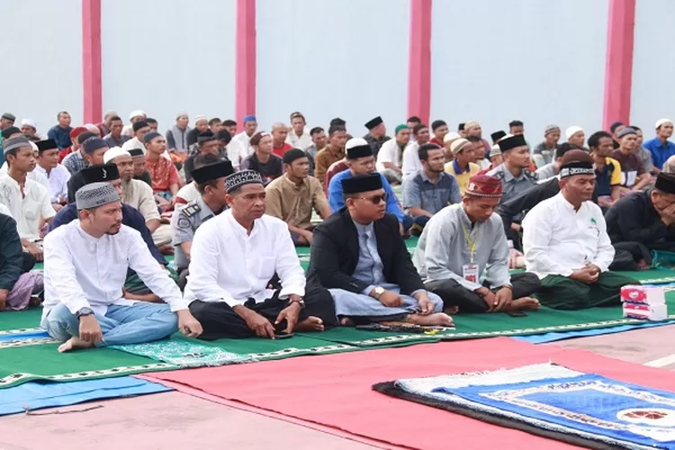 Ratusan wargabinaan Lapas Tanjungbalai Asahan melaksanakan sholat Ied di halaman Lapas Tanjungbalai, (Realitasonline.id/GS)