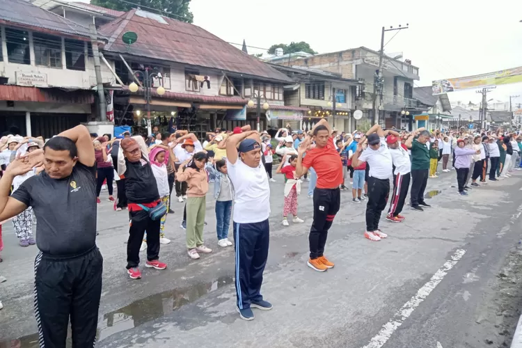 Senam Massal helatan anggota DPRD Sumut JTP dihadiri PJ Bupati Taput Dimposma Sihombing ,Dandim Syaiful Rizal, Kapolres Ernis Sitinjak bersama ribuan masyarakat  (Realitasonline.id/Marudut)