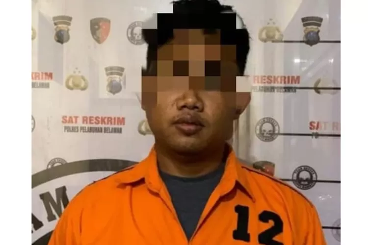 Seorang pria, tersangka penadah BBM curian milik Pertamina, diamankan di Mapolres Pelabuhan Belawan, setelah ditangkap, Kamis (20/6/2024).