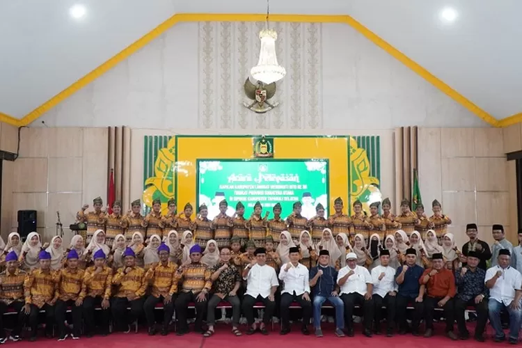 Kafilah MTQ Langkat foto bersama setelah dilepas secara resmi oleh Pj Bupati Langkat (Realitasonline.id/AA)
