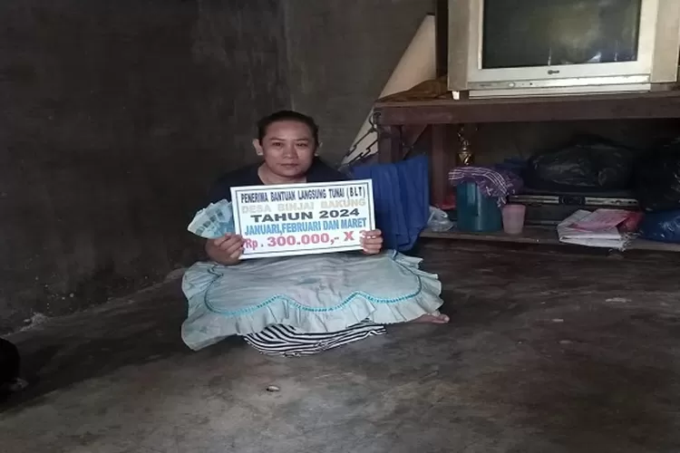 BLT diantar perangkat desa ke rumah warga yang menderita kelumpuhan (Realitasonline.id/zul)