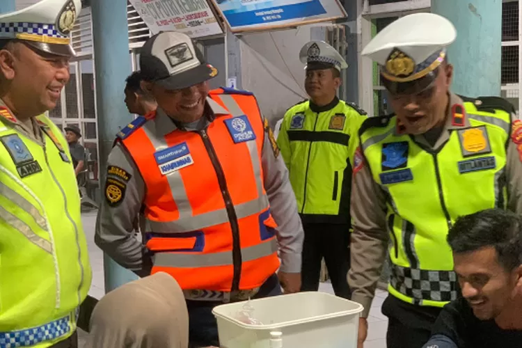 Kasatlantas Polres Abdya AKP Tri Andi Dharma memantau jalannya cek Urine Sopir Travel di terminal tipe B Blangpidie, Jumat (21/6/2024)