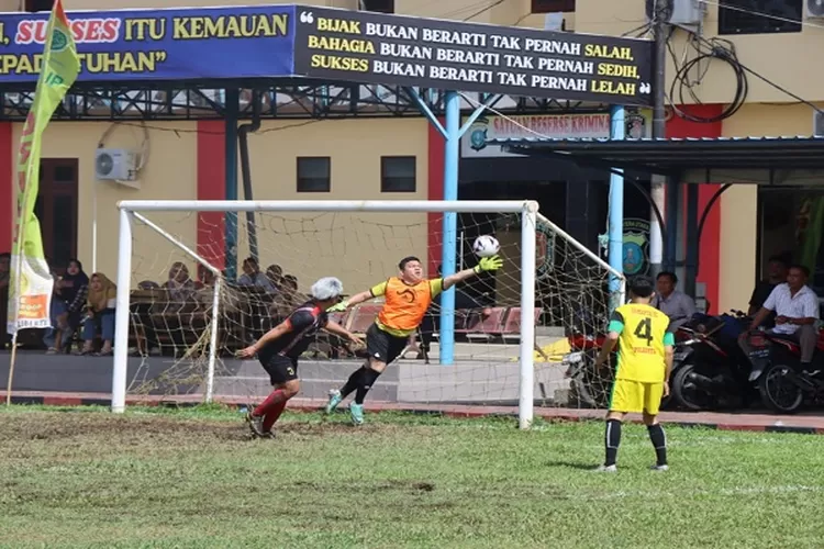 Sat Narkoba melawan Sat Samapta dalam pertandingan final pada Sabtu 22 Juni 2024 di Lapangan Mapolresta Deli Serdang (Realitasonline.id/zul)
