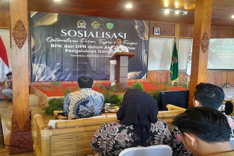 Anggota Komisi IX DPR RI Gus Irawan Pasaribu, menyampaikan paparan di hadapan para Kades se Tapsel pada acara sosialisasi optimalisasi peran dan fungsi BPK RI dan DPR RI dalam akuntabilitas pengelolaaan Dana Desa  (Realitasonline.id/Riswandy)