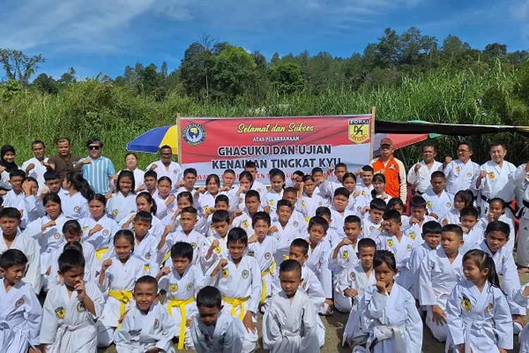 Atlit karate Perguruan Wado Kai peserta UKT foto bersama dengan Dispora Marco Panggabean dan Ketua KONI Taput Tulus Simanjuntak  (Realitasonline.id/Marudut)