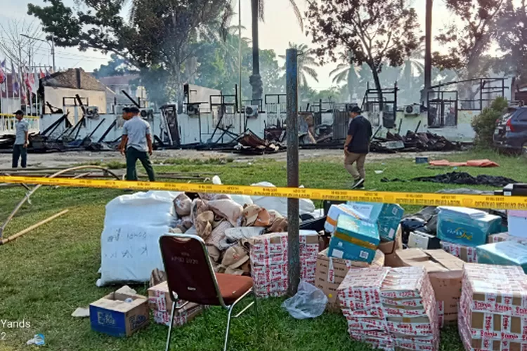 Kantor KPU Kabupaten Labuhanbatu Utara dilalap sjago merah (24/06/24). (Realitasonline.id/YS)