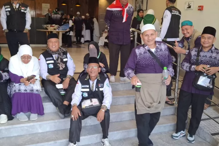 Jemaah haji Kloter 2 Debarkasi Medan tetap tenang menunggu pemberitahuan selanjutnya untuk kepulangan ke Tanah Air berhubung pesawat yang mengangkut mengalami delay di Madinah.