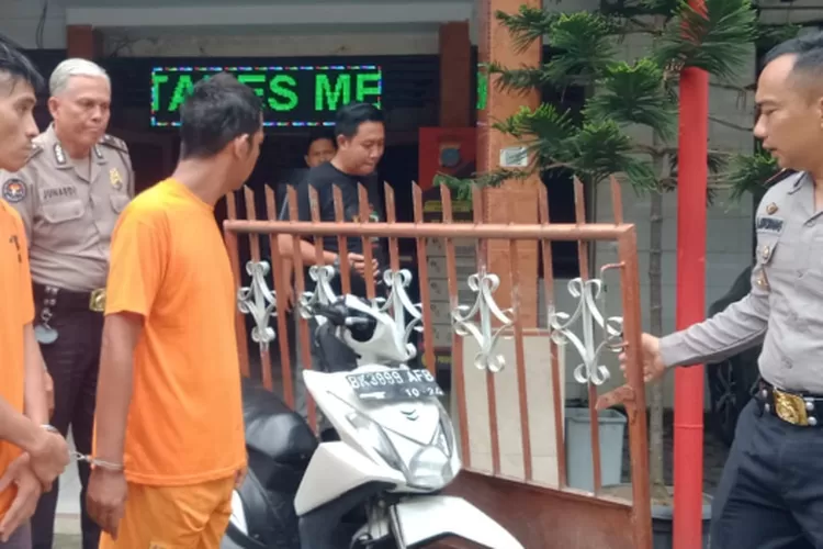 Kapolsek Medan Area Hendrik Aritonang menginterogasi 2 pelaku pencurian pagar besi masing-masing berinisial ARL dan W, di Mapolsek, Senin (24/6/2024)