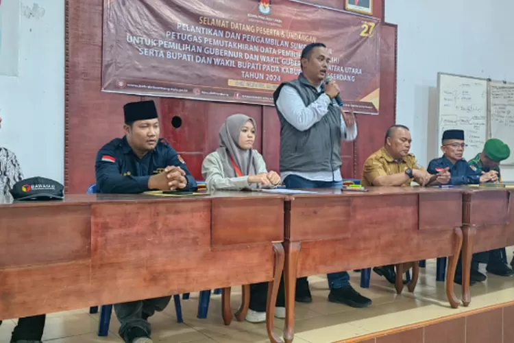 Ketua Bawaslu Deli Serdang Febriandi Ginting saat memberikan pengarahan terhadap anggota PPDP Desa Sei Rotan yang baru di Lantik, Senin (24/6/2024).
