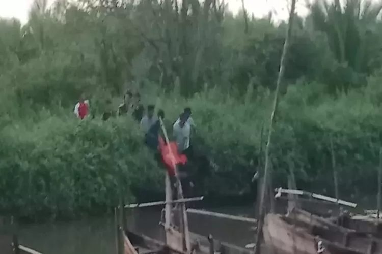 Jenasah korban saat dievakuasi dari lokasi ditemukan di hutan nipah Pantai Labu (Realitasonline.id/zul)