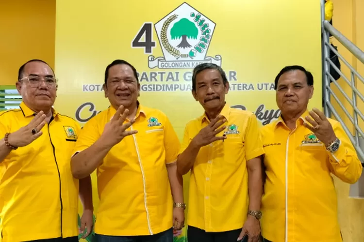 Ketua DPD Partai Golkar Padangsidimpuan Irsan Efendi Nasution bersama pengurus Partai Golkar Sumut, Selasa (25/6/2024). (Realitasonline.id/ RI)