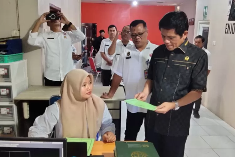 Pimpinan Ombudsman RI Jemsly Hutabarat, Pjs perwakilan Sumut James Marihot Panggabean saat dipandu Kepala Kantor Retno Gunadi meninjau sejumlah fasilitas pelayanan publik di kantor pertanahan Taput. (Realitasonline.id/