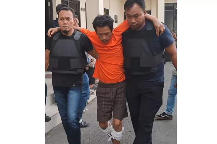 Polsek Sunggal tembak pelaku spesialis curanmor berinisial IJ yang sudah diamankan di Polsek, Selasa (25/6/2024)