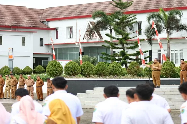 Bupati Tapsel Dolly Pasaribu memimpin apel pagi gabungan di lapangan Parade Komplek Perkantoran Pemerintah Tapsel Jalan Prof Lafran Pane, Sipirok ( Realitasonline.id/Riswandy)