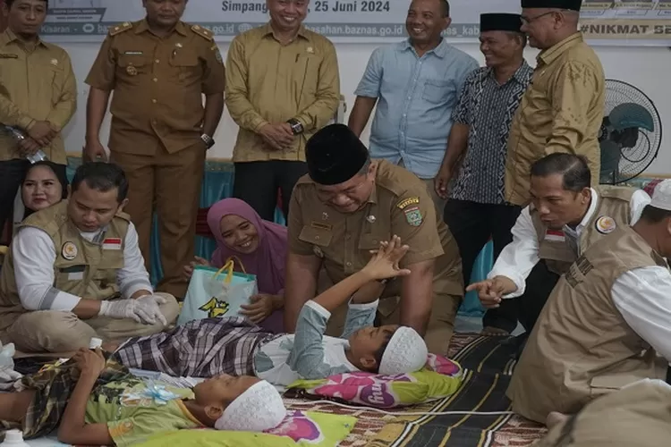 Wabup saat menghampiri salah satu anak anak yang ikut khitanan  (Realitasonline.id/Dok)