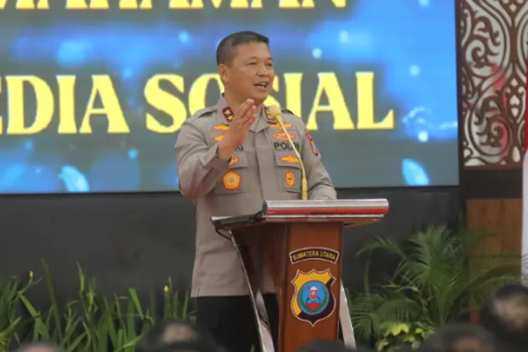 Kapolda Sumut Irjen Pol Agung Setya Imam Effendi memberi sambutan pada kegiatan sosialiasi tentang pemahaman media sosial bertempat di Aula Tribrata Mapoldasu, Rabu (26/6/2024)