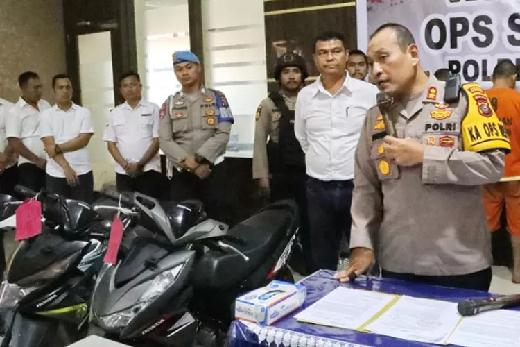 Kapolres Padangsidimpuan, AKBP Dudung Setyawan, didampingi Kasat Reskrim, AKP Maria Marpaung, saat memaparkan pengungkapan kasus selama Operasi Sikat Toba 2024, di aula Mapolres Padangsidimpuan, Jalan SM Raja Padangsidimpuan, Rabu (26/6/2024).(Realitasonline.id/ RI)