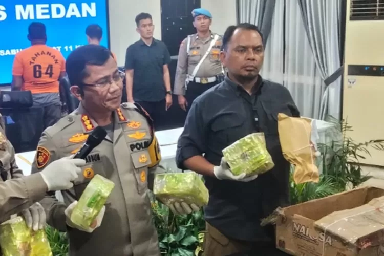 Kapolrestabes Medan Kombes Pol Teddy John Marbun didampingi Kasat Narkoba AKBP John Hery Rakutta Sitepu menunjukkan barang bukti 11 Kg sabu yang disita dari pengedar dan kurir narkoba, di Mapolrestabes, Rabu (26/6/2024).(Realitasonline.id/ TM)
