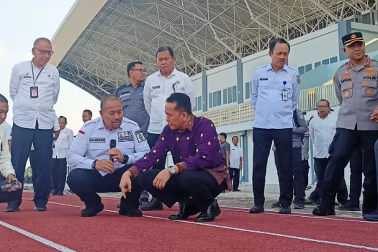 Pj Gubernur Sumut yang baru, Agus Fatoni dan Kadispora Sumut Baharuddin Siagian saat meninjau Stadion Madya Atletik