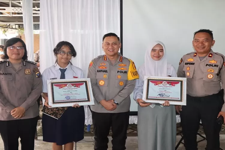 Kapolresta Deli Serdang Kombes Pol Raphael Sandhy Cahya Priambodo SIK berphoto bersama dua Siswi Berprestasi mendapat Bea Siswa dan didampingi oleh dua PJU Polresta Deli Serdang (Realitasonline.id/zul)