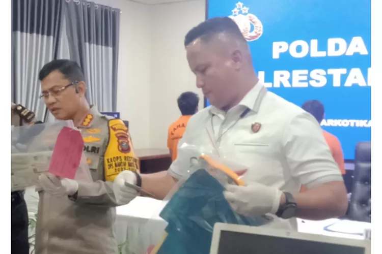 Kapolrestabes Medan Kombes Pol Teddy Marbun didampingi Kasat Reskrim Kompol Jama Kita Purba menunjukkan barang bukti STNK, BPKB palsu serta barang bukti lainnya di Mapolrestabes, Kamis (27/6/2024).