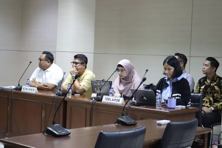 Sidang Majelis di KPPU ditunda setelah kuasa hukum Google akui dokumen administrasinya tidak lengkap. (Realitasonline.id/Dok)