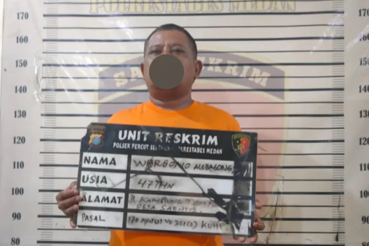 Wa alias Bagong yang merupakan otak pelaku pembantaian terhadap&nbsp;peternak kambing, Sarengat&nbsp;hingga tewas ditembak Polsek Medan Tembung pada bagian kakinya, dan kini ditahan di Polsek, Jumat (28/6/2024).