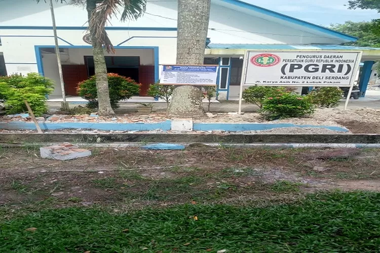 Papan proyek rehab pagar di depan Kantor Disdik Deli Serdang dipaku di pohon menuai protes warga (Realitasonline.id/zul)