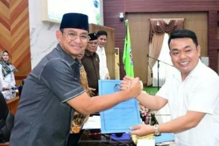 Pj Bupati Deli Serdang Wiriya Al Rahman menyerahkan dokumen Ranperda tahun 2024 kepada Ketua Bapem Perda DPRD Deli Serdang Misnan Al Jawie dalam sidang paripurna, Rabu (26/6/2024).