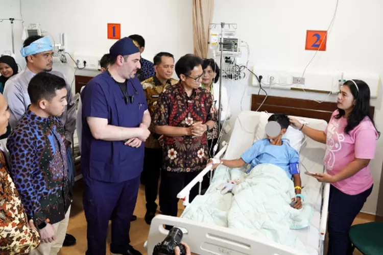 Walikota Bobby Nasution dampingi Duta Besar Arab Saudi untuk Indonesia Faisal Abdullah H.Amodi dan Menkes Budi Gunadi Sadikin saat mengunjungi pasien anak pasca operasi jantung di RSUP Adam Malik Medan Tuntungan, Jumat (28/6/2024).