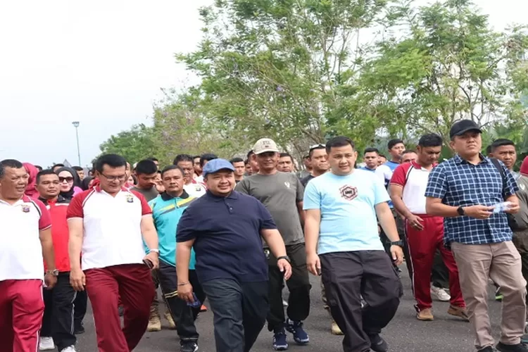 Bupati Tapsel Dolly Pasaribu bersama Forkopimda begitu kompak mengikuti olahraga bersama dalam rangka memperingati HUT Bhayangkara ke-78  ( Realitasonline.id/Riswandy)