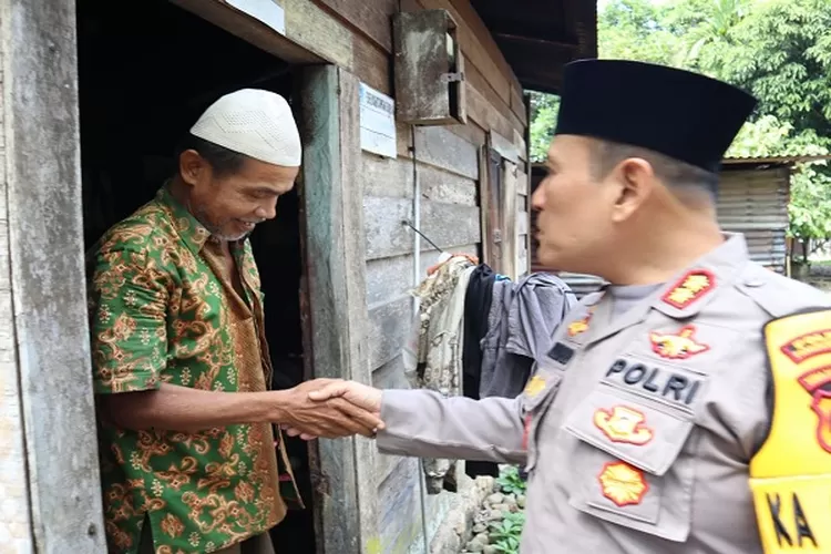  Kapolres Padangsidimpuan AKBP Dudung Setyawan saat berkunjung ke rumah warga kurang mampu sekaligus memberikan bantuan  Jumat Berkah di Jalan Oppu Togalangit Kelurahan  Sabungan Jae   (Realitasonline.id/Riswandy)